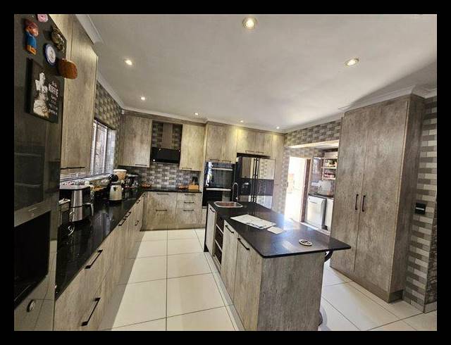 3 BEDROOM HOUSE FOR SALE IN BONAERO PARK